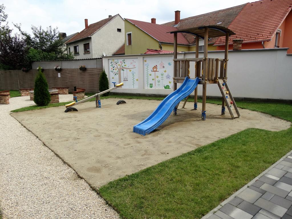 Holiday Apartman Sarvar Exterior foto